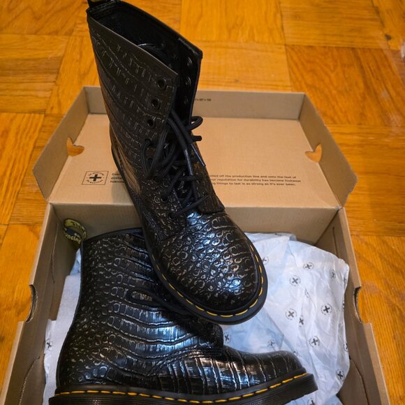 Dr. Martens - Women's Croc Emboss Leather Lace Up Boots - New With Box - Picture 3 of 5